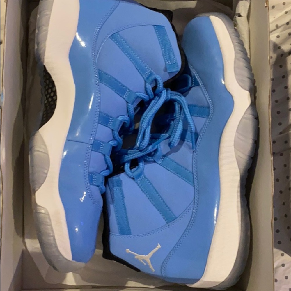 Jordan 11 pantone